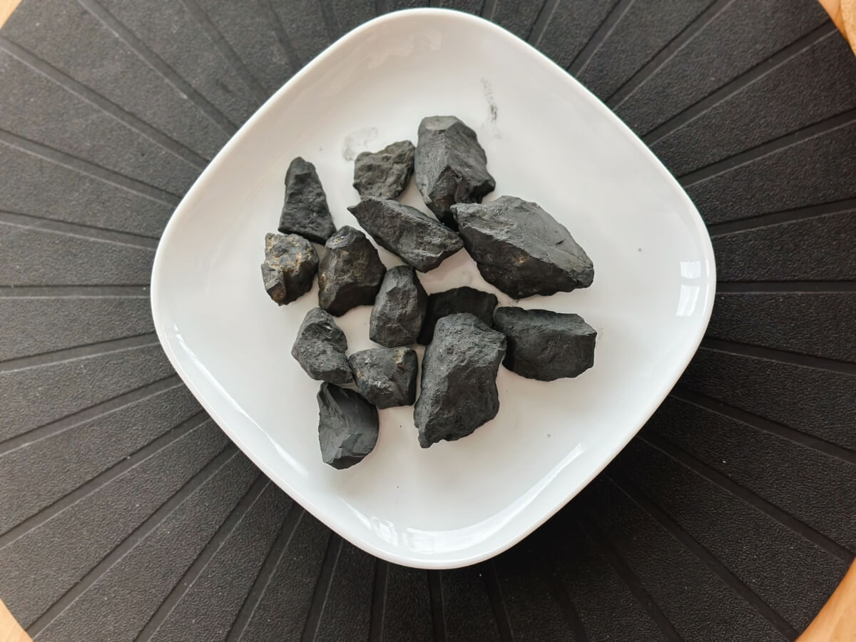 Kamene šungit na bielom tanieri z pohľadu z hora