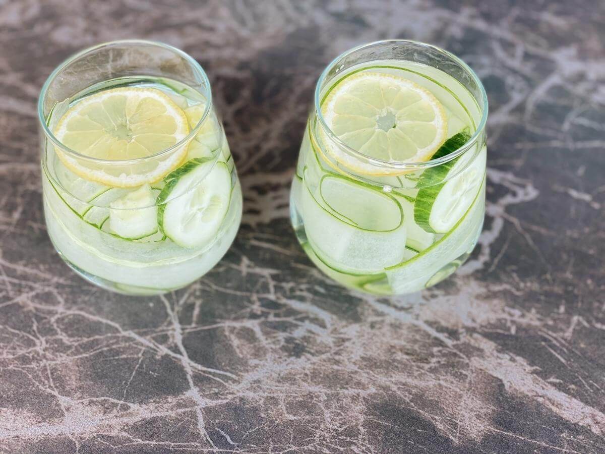 dva poháre plné uhorkovej vody s citrónom