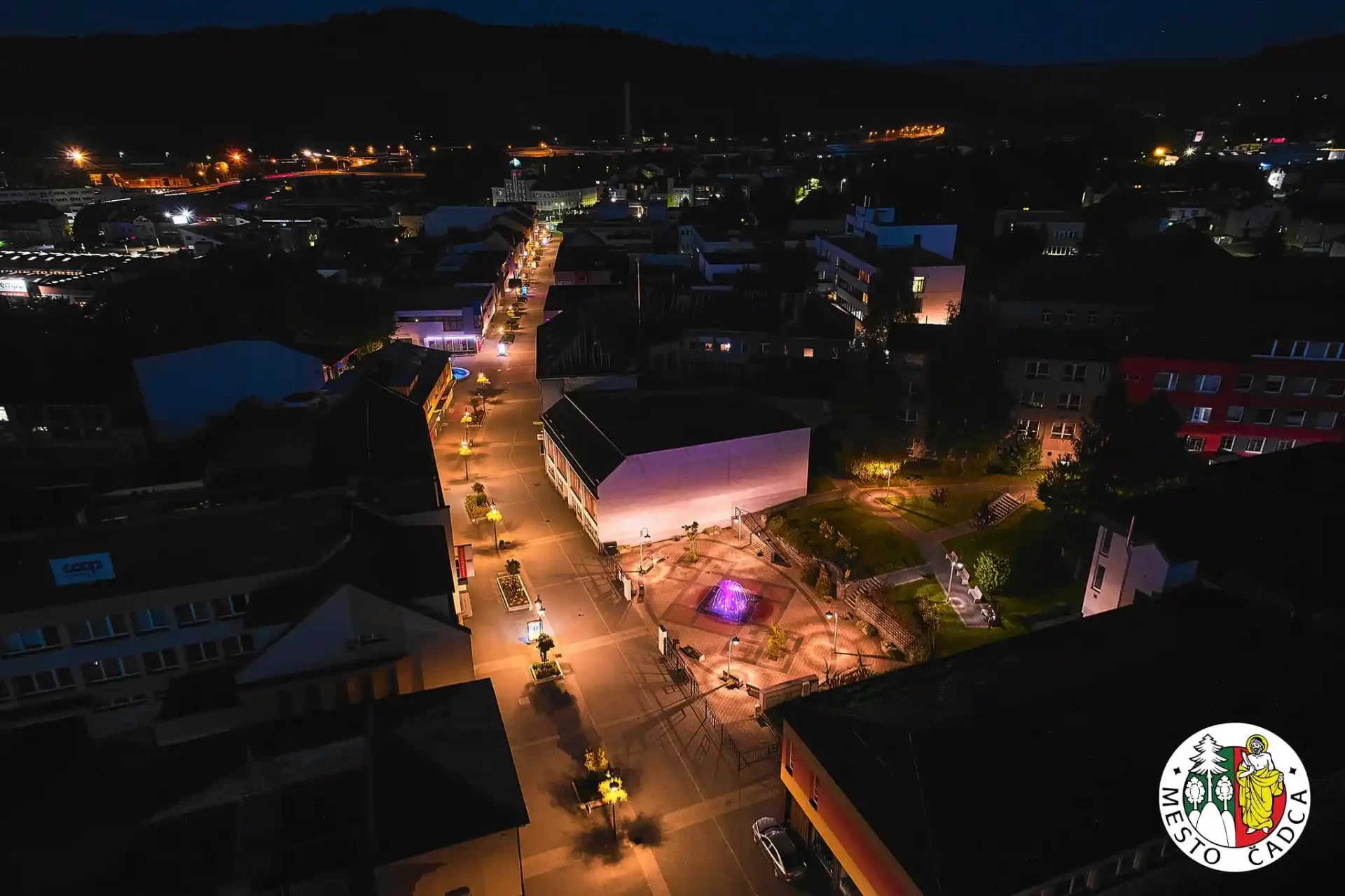 Centrum Čadce v noci.