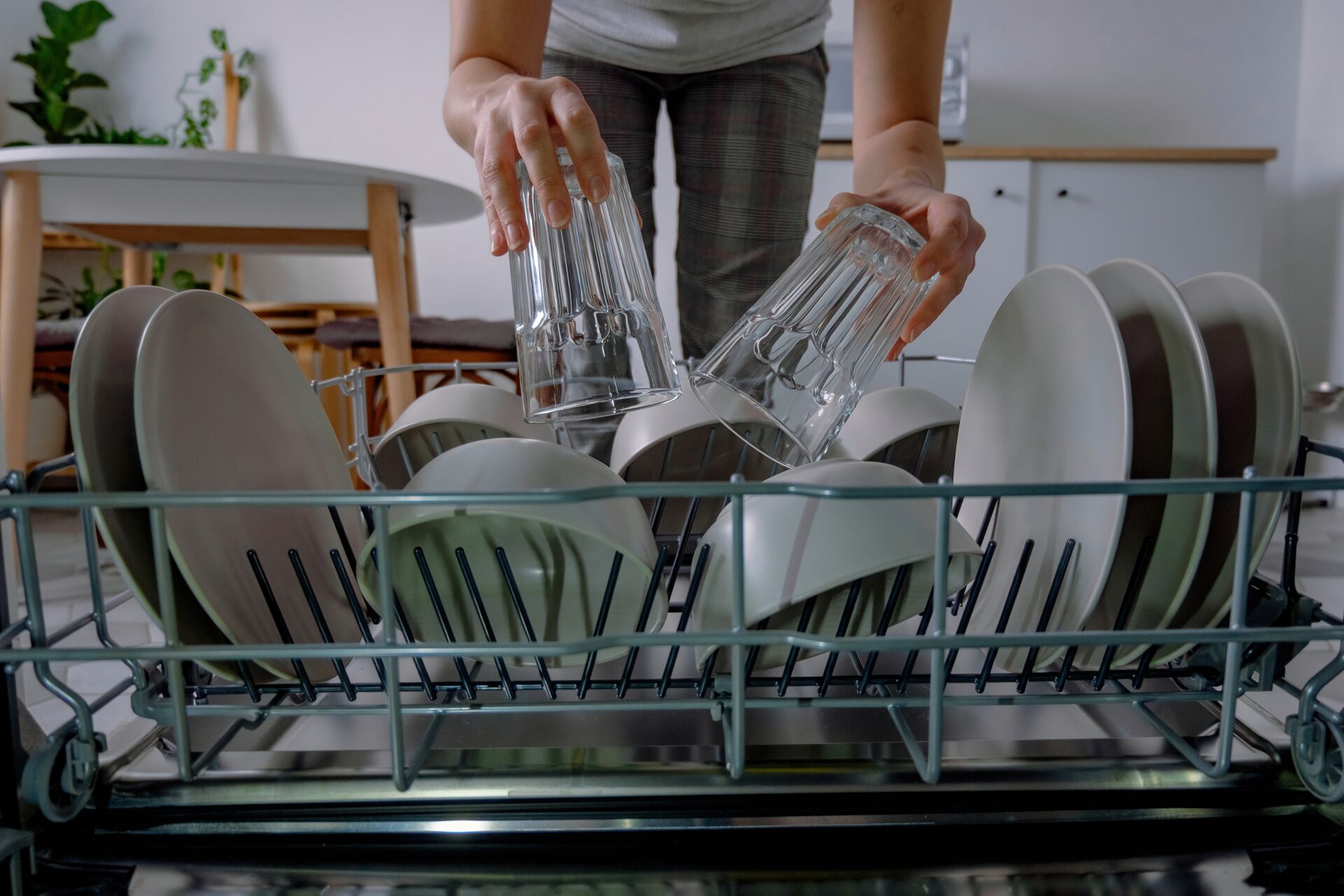 Prečo sú poháre po umytí matné alebo zapáchajú